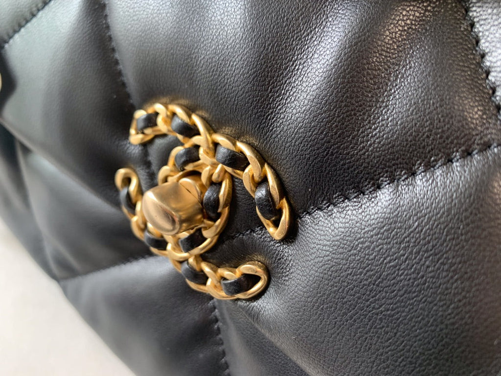 19 FLAP BAG 30 BLACK LAMBSKIN GOLD HARDWARE